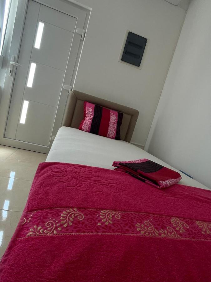 Mit-Apartments Šušanj Buitenkant foto